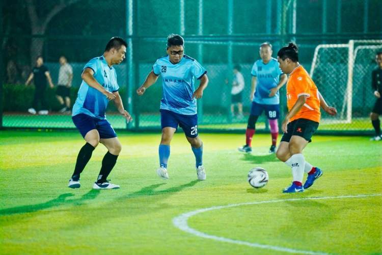 CZUVK, hE, inews CZUVK, hE, inews